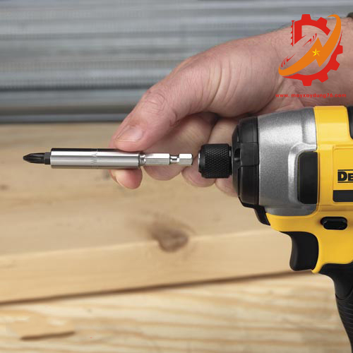 may-van-vit-dong-luc-pin-dewalt-dcf885m2-t4